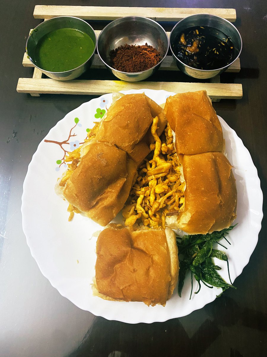 Kenkre's tweet photo. When #aamchimumbai’s famous #AshokVadaPav #KirtiCollege #CadellRoad with #chatni comes to #saddidilli, it’s truly heaven. #BambaiKaBabu #TasteOfMumbai #vadapav @sachin_rt @vinodkambli349 @tapanjoshi28 https://t.co/QKzmpgeWyy