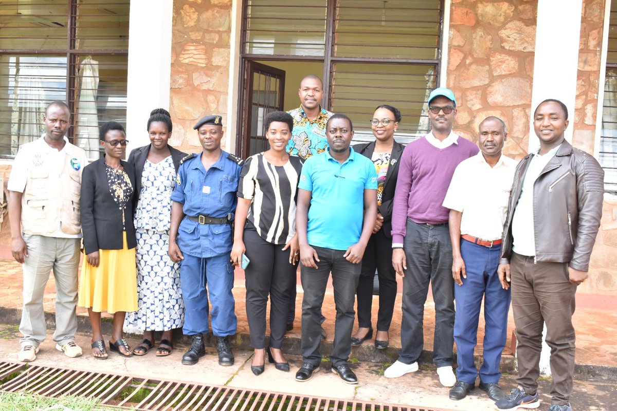 CankuzoProvince's tweet photo. 1) #Burundi: Avec l' appui de l'#UNICEF, l' équipe du SEP/PMSAN a réuni, ce jeudi, le comité de pilotage de #PPSAN en @CankuzoProvince en vue de présenter le contenu  du projet de prévention de la malnutrition chez les enfants,les adolescents et les femmes au #Burundi. @seppmsan https://t.co/uOwk0IBogu