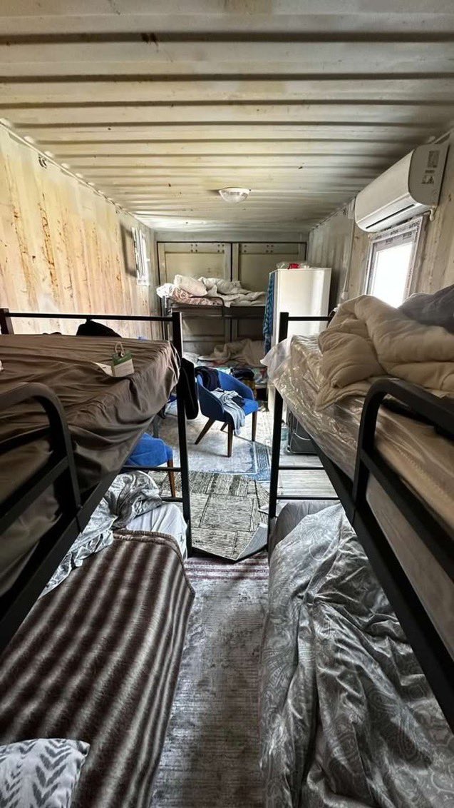 DahiliyeDoktoru's tweet photo. Sayın @kilicdarogluk @vekilince @DrSinanOgan @meral_aksener @alibabacan @Ahmet_Davutoglu 

Deprem bölgesindeki meslektaşlarım sahipsiz.
İki ay gibi kısa bir sürede hekim ataması yapılıyorken, barınma ve hijyen dahil hiçbir imkanın sağlanamadığı, su, wc, duş imkanı bulamadığımız evimizi ailemizi geride bırakarak geldiğimiz HATAY’da 550 gün mecburi hizmet süresi var. 
Batıdaki il merkezlerinde de süre aynı.
Geçtiğimiz gün %15 kadar bölgede bu süre kısaltıldı fakat çok yetersiz.
Biz bu sürenin 6 aya indirilmesini, adaletli olunmasını bekliyoruz.
#adaletsizDHY 

@drfahrettinkoca @vedatbilgn @mansuryavas06 @ekrem_imamoglu @eczozgurozel @Sare_Davutoglu @fazilkasap @KAYIHANPALA @draliseker  @fikretsahin10 @OnderKahveci @SSMahmutFaruk @SKorurFincanci