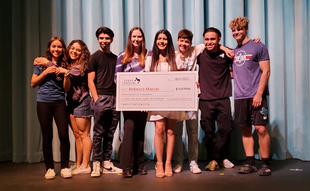 EMartinez_DSSE's tweet photo. My teacher β€οΈ couldn't be prouder of @PHHSEC Rebecca Macias! @PHills_HS has been to lucky to have her. Thank you @UTEPTerrys for recognizing such an amazing young woman. She's exemplary! #lastclassbestclass #Classof2023 #SpartanSCEI π π π° https://t.co/O38F4ez3OK