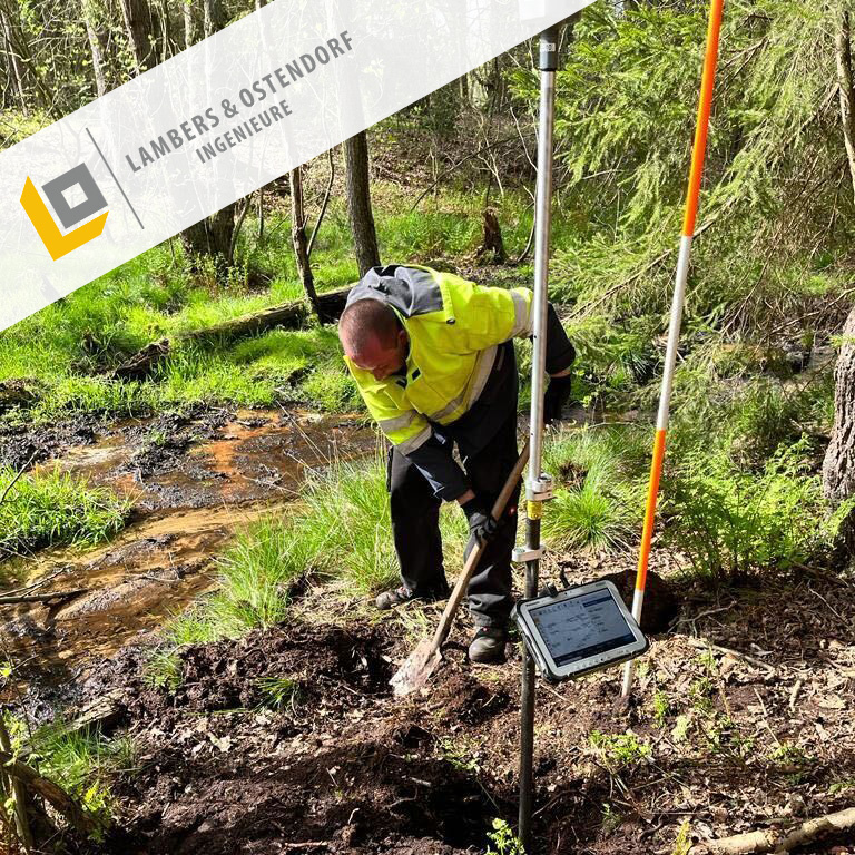 LaOs_Ingenieure's tweet photo. "Schwierig zu graben – Grenzstein gefunden" 💪📏😍 #ArbeitsplatzErde
.
#LOIng #vermessung #vermessungsbüro #vermessungstechnik #vermessungstechniker #vermesser #bestandsaufmaß #surveying #survey #surveylife #surveyor #3dmodeling #drohne #messgeräte #nivellier #tachymeter #gnss https://t.co/r2UblCyCtv