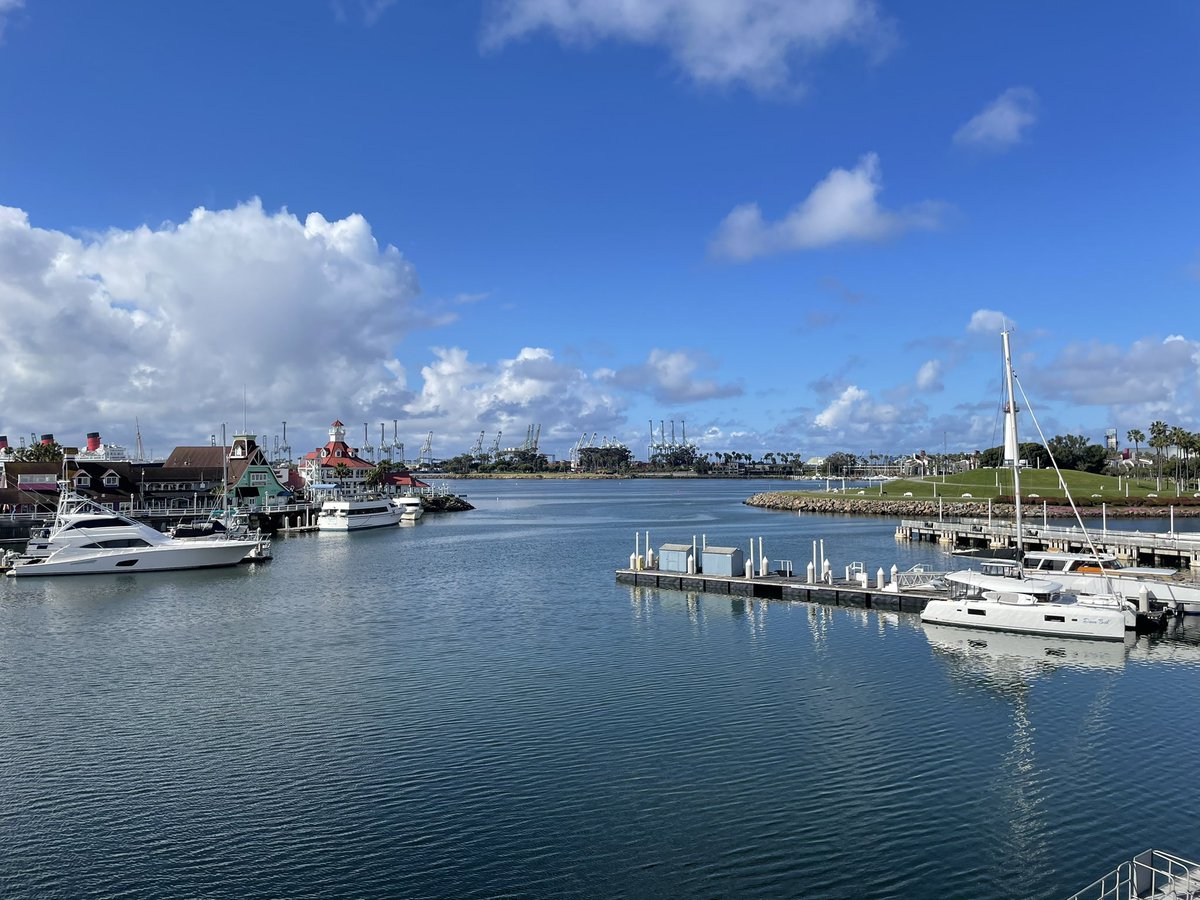 Pre-plenary paper session coffee break with a view! <a href="/AmerGeriatrics/">American Geriatrics Society</a> #AGS23