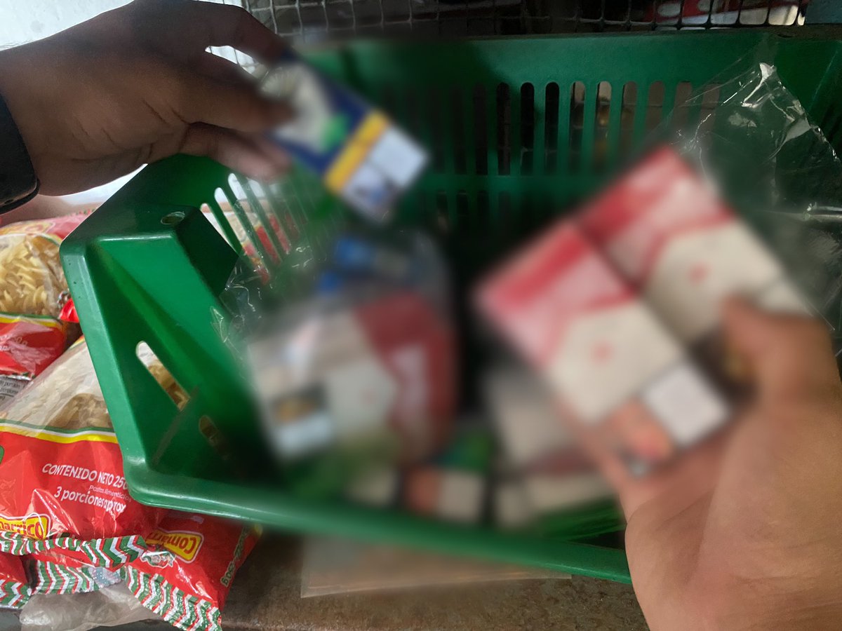 Gob_Risaralda's tweet image. ❌🥃#TodosContraElContrabando | ¿#SabíasQue con el solo hecho de rasgar la etiqueta y llevarse la tapa de la botella que consumió, le estás quitando el 90 por ciento del insumo que necesita el adulterador para reenvasar licor adulterado? 

#RasgueLaEtiquetaGuardeLatapa