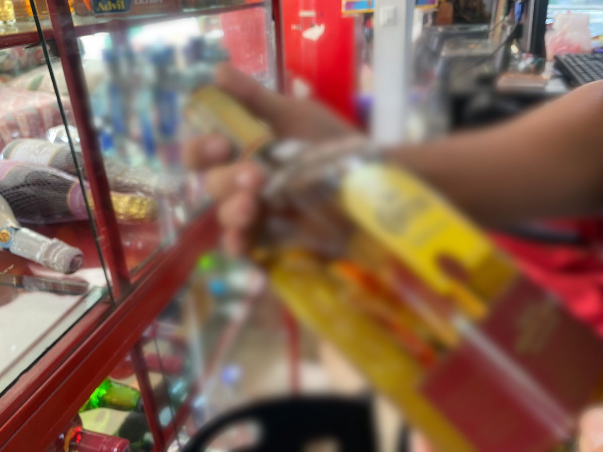 Gob_Risaralda's tweet image. ❌🥃#TodosContraElContrabando | ¿#SabíasQue con el solo hecho de rasgar la etiqueta y llevarse la tapa de la botella que consumió, le estás quitando el 90 por ciento del insumo que necesita el adulterador para reenvasar licor adulterado? 

#RasgueLaEtiquetaGuardeLatapa