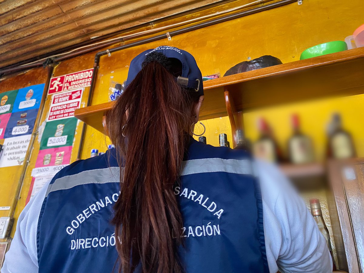 Gob_Risaralda's tweet image. ❌🥃#TodosContraElContrabando | ¿#SabíasQue con el solo hecho de rasgar la etiqueta y llevarse la tapa de la botella que consumió, le estás quitando el 90 por ciento del insumo que necesita el adulterador para reenvasar licor adulterado? 

#RasgueLaEtiquetaGuardeLatapa