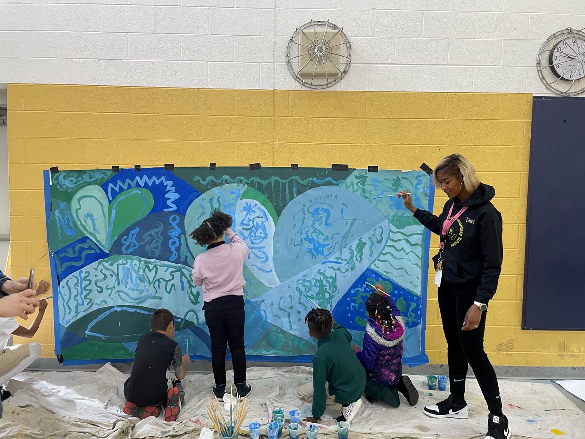 TheDCArts's tweet photo. And at Randle Highlands, we had students Painting with Alexander Golob, art teacher Erica Nichols, as well as some chalk drawing with Kelsey Bridges from DDOT. https://t.co/EaQ8qSgFns