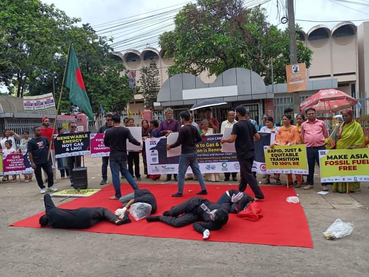 Dipro_Dhar's tweet photo. 🌍 Today, we rallied #DontGasAsia in Dhaka and across 1️⃣3️⃣ cities in #Asia to demand action on clean, renewable energy!
It's time for our governments to step up and prioritize access to affordable, clean energy for all. 
#FossilFreeAsia @YouthNet4CC @DontGasAsia @GretaThunberg https://t.co/AlWeGHhrOT