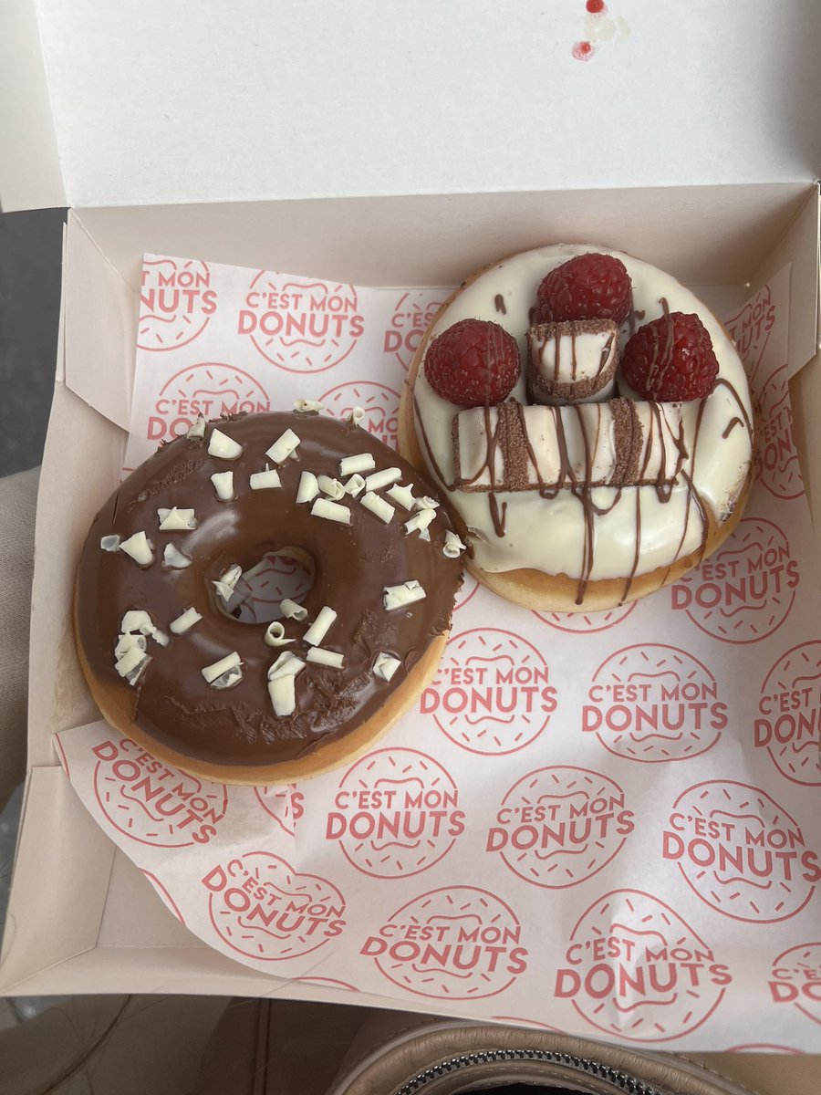 farahtweete's tweet photo. Je voyais plein de gens marcher avec des boites de donuts donc j’ai cédé à la tentation. #haloufa https://t.co/xhzX2H6bFO