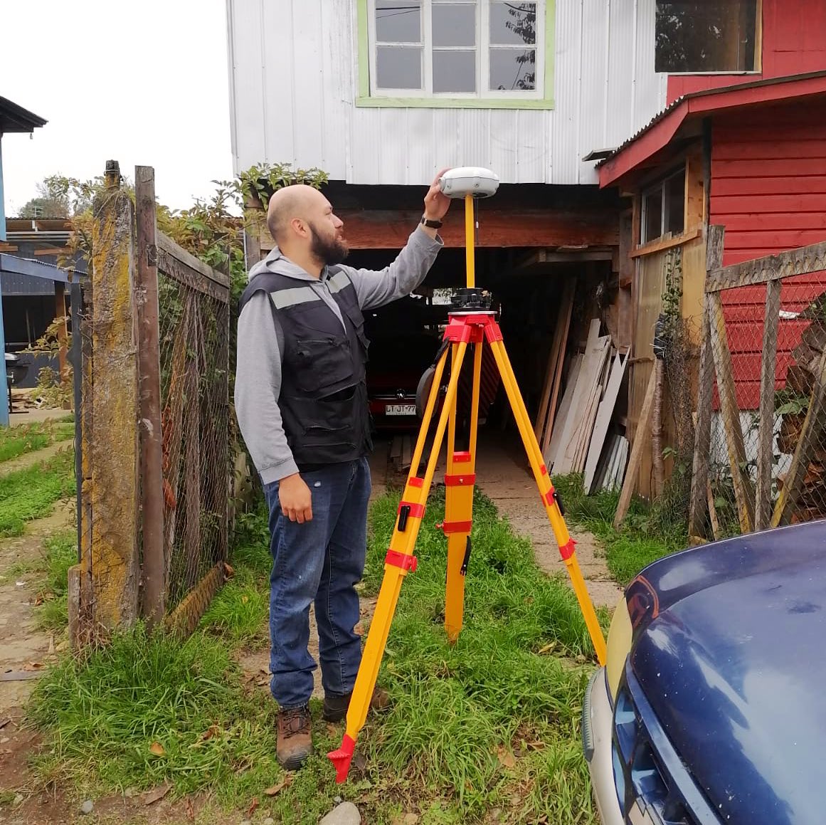 LosRiosBBNN's tweet photo. Esta mañana, parte del equipo de topógrafos de @LosRiosBBNN estuvo en las localidades de #Ignao #LagoRanco y #Llifén en #Futrono, midiendo solicitudes de regularización de Títulos de Dominio. ¡Pronto tendremos buenas y grandes noticias para las familias del Ranco! https://t.co/HyouDQvwCe