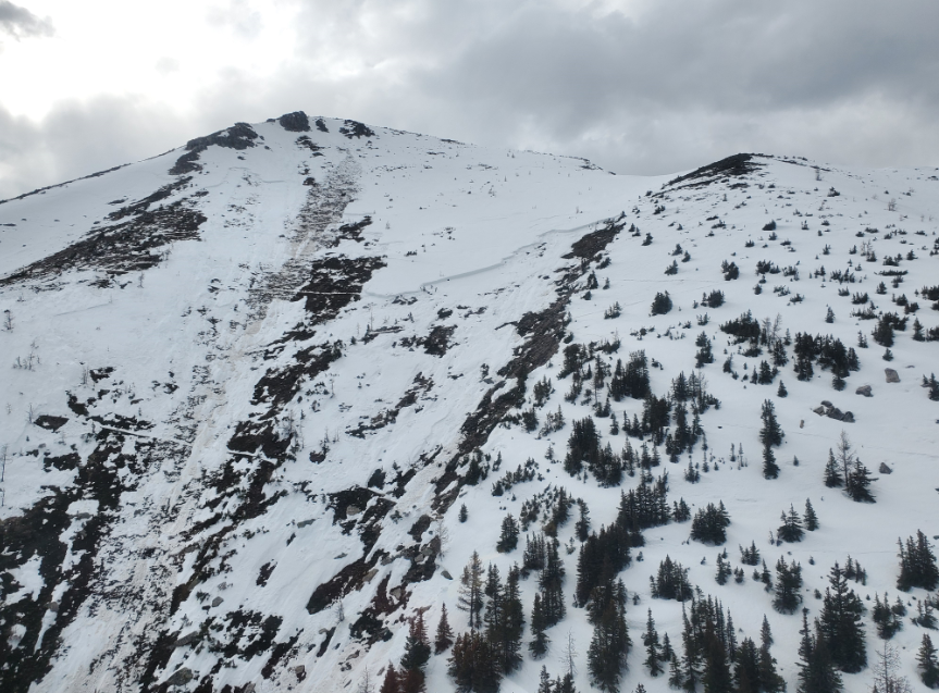 Parks Canada staff have noticed a concerning number of hikers venturing into avalanche terrain despite the hazardous conditions. Consult the trail report: ow.ly/KGpA50OfXCz