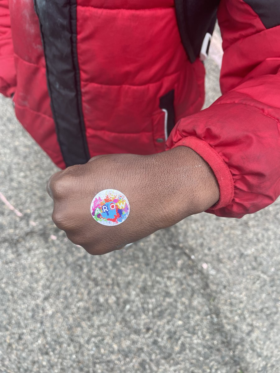TheDCArts's tweet photo. At Hendley, we had Monique Diop representing Positive Chalk and DC Councilmember Trayon White’s office, along with Artist Gordon Davis and students, some of who were sporting DDOT’s Art in the Right of Way (AROW) sticker. https://t.co/ohQ1zU3rf1