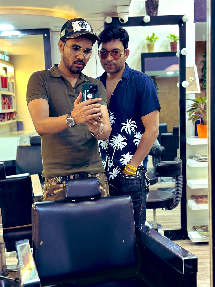 jaswantjustone's tweet photo. C 4 #chiiling & #chai with C 4 Chandan at C 4 #creativediscussion of C 4 #comedy @haanjichandan ❤️☕️✊🎬 https://t.co/tRXVnjvgNk