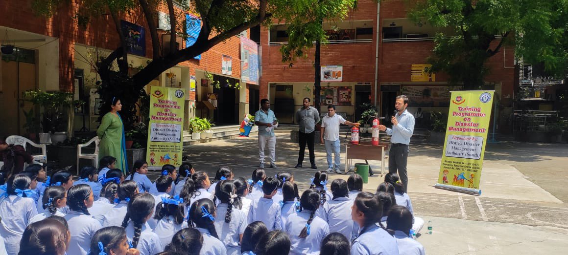 GgssLado's tweet photo. There's no harm in hoping for the best as long as you're prepared for the worst. Training program of Disaster Management organised by DDMA South at our school✨☀️
#disastermanagement #structuraldesigning #planning #resilience
@Dir_Education @msisodia @BHAWNA_1901 @BRP_Sanjay https://t.co/brehyD2SNM
