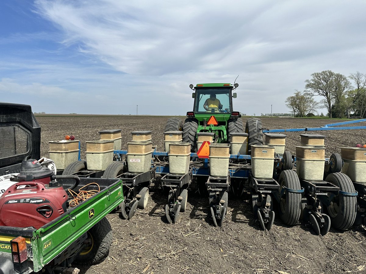 Thanks <a href="/Storm5farms/">Bob Storm</a> for getting in a corn and soybean plot in this past week. Excited to see the new lineup perform! #bayer4IL