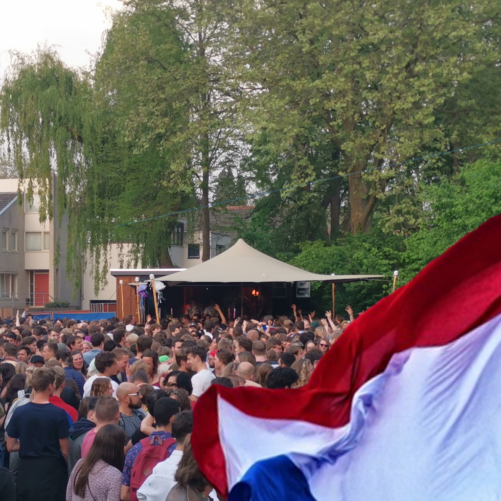 Morgen is het 5 mei, we zijn de hele dag geopend voor het bevrijdingsfeest. We vertonen geen films in onze zalen, maar kom vooral feesten! Vandaag zijn we gewoon geopend. Tijdens De Nationale Dodenherdenking houden we twee minuten stilte.