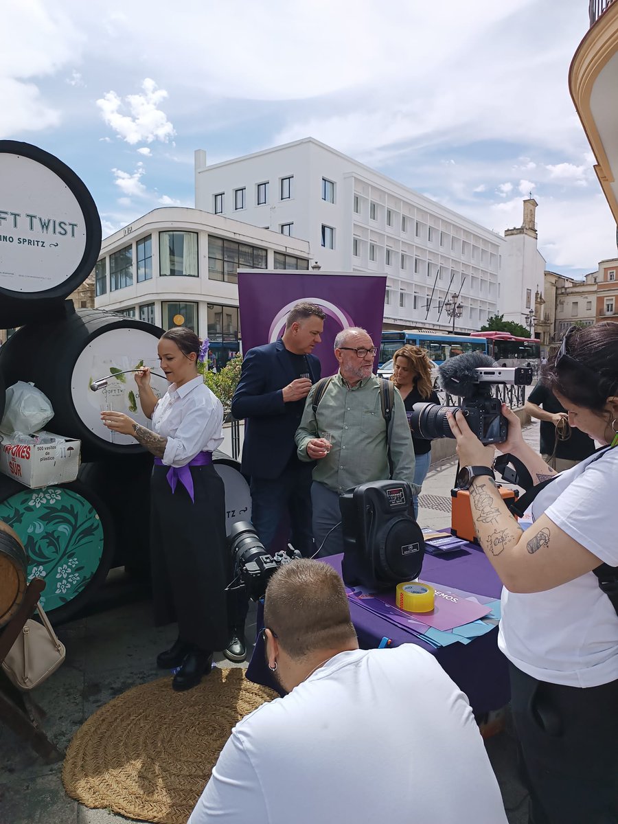 Ayer estuvimos en Jerez, acompañando a nuestros compañeras y compañeros y apoyando a Manolo Guerrero como candidato a la alcaldía de Jerez de la Frontera. 💜

#SiSePuede