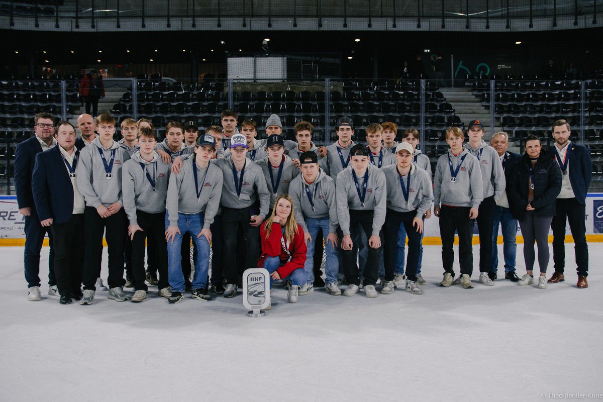 DucsdAngers's tweet photo. 👀 Quelques individus se sont glissés sur ces photos d’équipe du Mondial U18 à #Angers … 

👉 Vous les identifiez ? Ce sont nos ‘𝐓𝐞𝐚𝐦 𝐇𝐨𝐬𝐭’ : nos bénévoles en charge d’accompagner les délégations durant toute la semaine !

5 bénévoles en or : Néva, Margot, Valentine… 🌟 https://t.co/AW1ntcYjYx