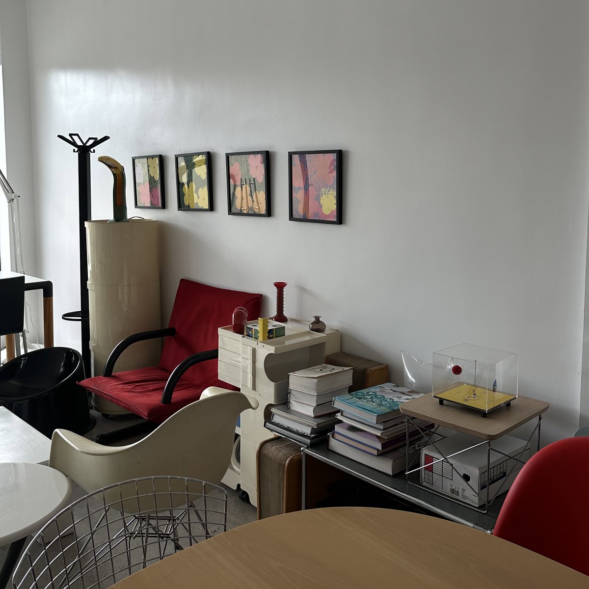 normalpleasures's tweet photo. i could stay here forever 📂☕️🧱 https://t.co/NgOzWYnAwC