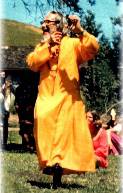 BethTerrence's tweet photo. "Don't tell me about your spiritual experiences. Show me your students! If you do these practices & become like me you flunk. If you do these practices & become yourself you pass. God is your lover NOT your jailer."
~ Murshid Samuel Lewis #Sufi #Zen #dancesofpeace #spurituality https://t.co/sDB01zdaY5