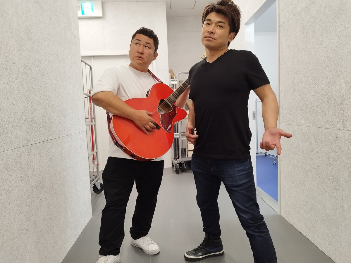 beetlebumsong2's tweet photo. 今日は最近出来たシアターマーキュリー新宿の舞台に初めて立って来ました。
舞台は奥行があってネタがやりやすいし楽屋や廊下も綺麗で素晴らしい劇場ですね。
元SMAの二組と久しぶりに会いました。
オテンキの2人は多分8年振りぐらいに会いました(^_^;)
ノリちゃんは何にも変わってなかったですね(笑) https://t.co/F731s8GgoX