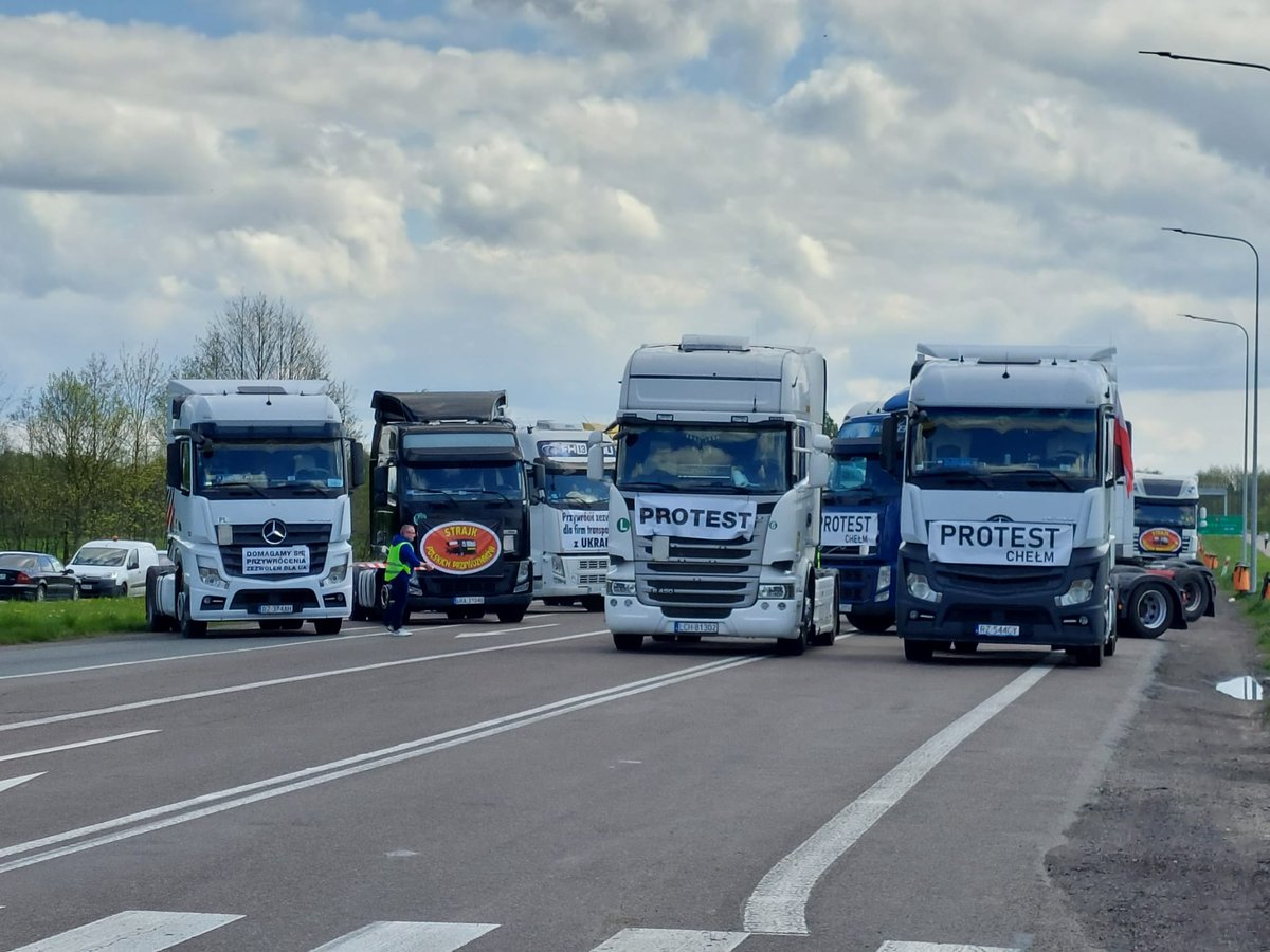 PolicjaLubelska's tweet photo. Trwa Protest przewoźników w m. #Okopy. Droga krajowa nr 1️⃣2️⃣ jest zablokowana❗️Pow. #chełmski 
Ruch dla 🚙🛻 osobowych odbywa się drogami lokalnymi.🚨

Dbamy o bezpieczeństwo.👮‍♂️👮‍♀️ Zachowajcie ostrożność i stosujcie się do poleceń funkcjonariuszy🚔

https://t.co/8eCS9yiimF https://t.co/XwIeiLblDS