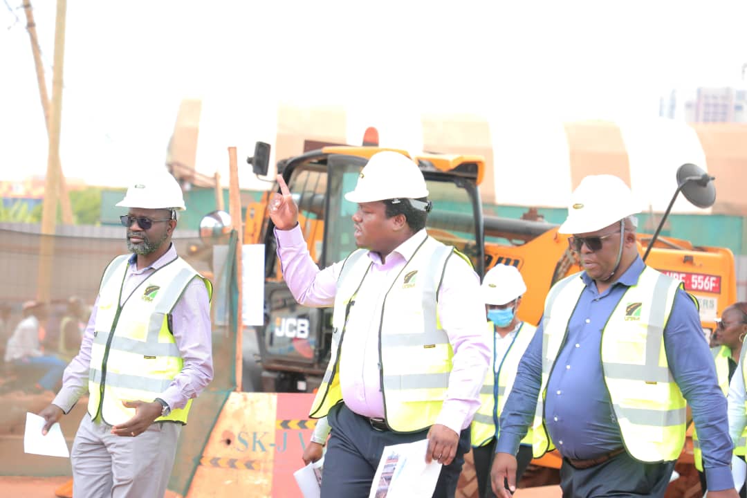 GouInfrastruct's tweet photo. Happening Now:The Eswatini delegation on a tour of projects under @UNRA_UG in Kampala led by Eng.Charles Kizito.

The delegation will tour the ongoing works at Kampala Flyover project and will later head to the Kampala Entebbe Expressway.
@AngieNdagano @UNRA_ED https://t.co/ZGUEo5PxTd