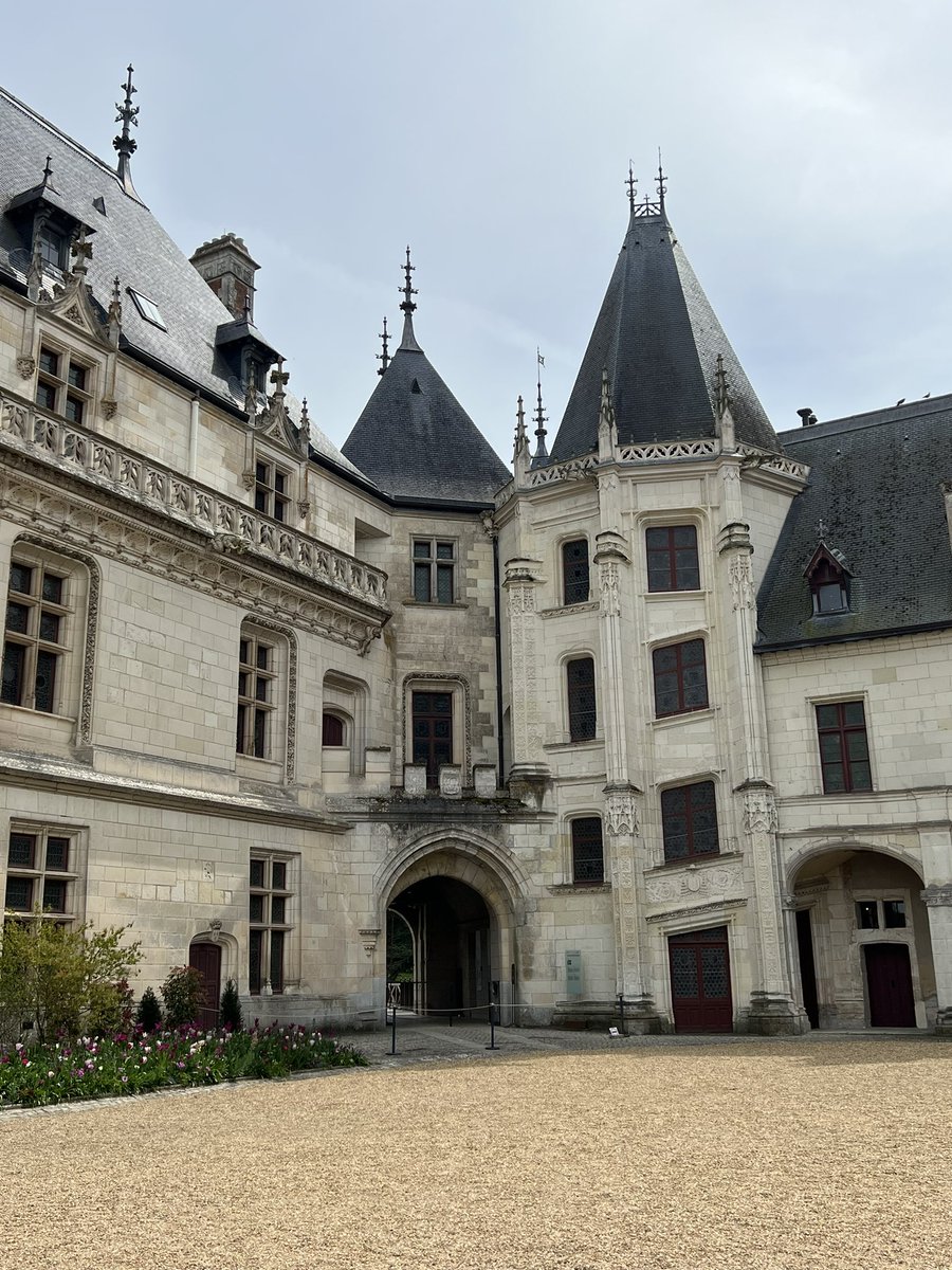 manonbna's tweet photo. Le mois dernier au Domaine de Chaumont-sur-Loire 🪻🍃🏰 #MagnifiqueFrance #ValdeLoire https://t.co/PyRXEoaK3I