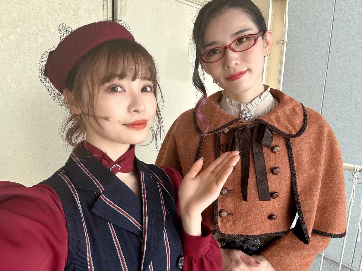 fujunbg_Meg's tweet photo. 皆様待望のマリア先生とのお写真よ。今度は私が自撮りをしたから完璧ね。

なんだか聞いた話によるとマリア先生の居残り授業ってとっても楽しくて人気？らしいのよ、さすがだわ。

 #x純文学少女歌劇団 https://t.co/gSlqTEm3Id