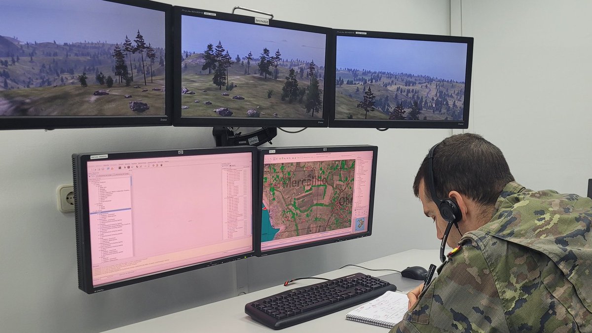 MADOC_ET's tweet photo. Con el apoyo de #JTAC y piloto del #BHELA @FUTER_ET, sargentos alumnos de la #AcademiadeArtillería #Segovia realizan prácticas de Close Combat Attack y Close Air Support en nuevos sistemas del Simulador Artillería Campaña #SIMACA.
#ACART_ET #ConocimientoNuestroValor https://t.co/3T6HRAckjB