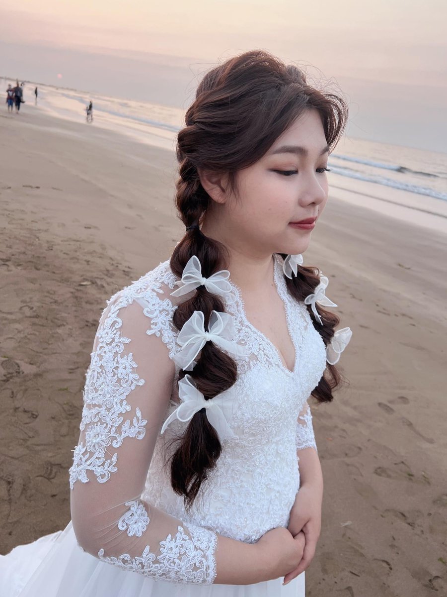 Andreabeautyna1's tweet photo. 𖧷 ✼ 𖧷 ✼ 𖧷

海面浮現粼粼碧波
少女拾起一抹微光
公主大裙襬 ➕ 現場手做蝴蝶結頭飾🎀
超甜美的效果🥰
能不好看嗎⁉️ https://t.co/ZsWsSOMSvF