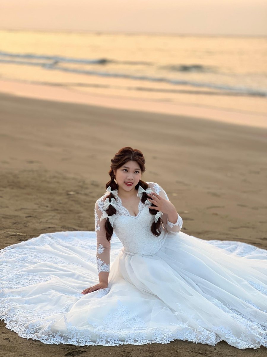 Andreabeautyna1's tweet photo. 𖧷 ✼ 𖧷 ✼ 𖧷

海面浮現粼粼碧波
少女拾起一抹微光
公主大裙襬 ➕ 現場手做蝴蝶結頭飾🎀
超甜美的效果🥰
能不好看嗎⁉️ https://t.co/ZsWsSOMSvF