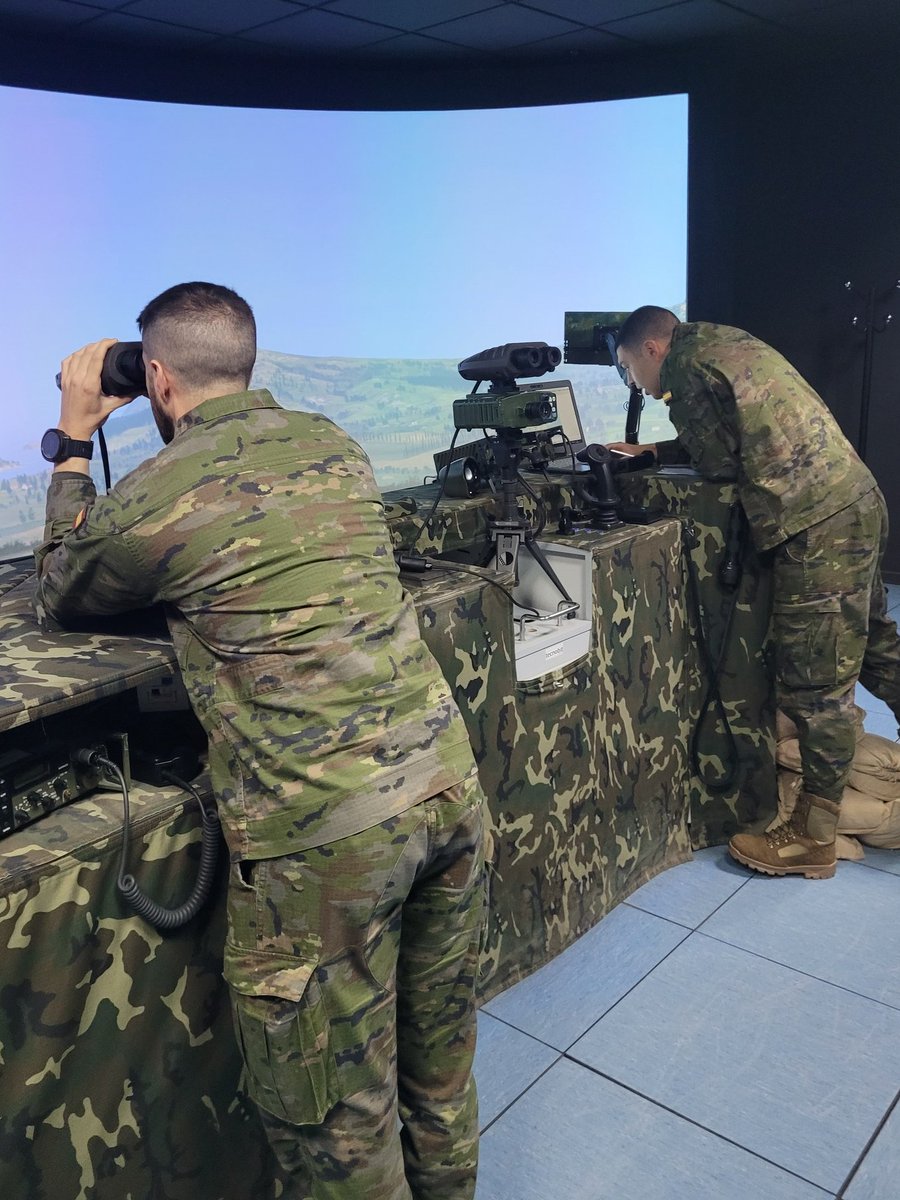 MADOC_ET's tweet photo. Con el apoyo de #JTAC y piloto del #BHELA @FUTER_ET, sargentos alumnos de la #AcademiadeArtillería #Segovia realizan prácticas de Close Combat Attack y Close Air Support en nuevos sistemas del Simulador Artillería Campaña #SIMACA.
#ACART_ET #ConocimientoNuestroValor https://t.co/3T6HRAckjB