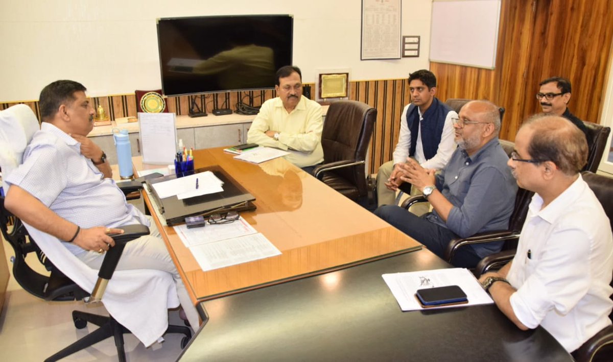 SanjayJhaBihar's tweet photo. आज सिंचाई भवन, पटना स्थित कार्यालय में विश्व बैंक के विशेषज्ञों की टीम के साथ मुलाकात में #बिहार में समेकित जल प्रबंधन के साथ-साथ 'बाढ़ प्रबंधन सुधार सहायक केंद्र, पटना' #FMISC और 'भौतिकीय प्रतिमान केंद्र, वीरपुर' #PMC को विश्वस्तरीय संस्थान बनाने से जुड़े मुद्दों पर चर्चा हुई।
@WRD_Bihar @IPRD_Bihar @WorldBankIndia