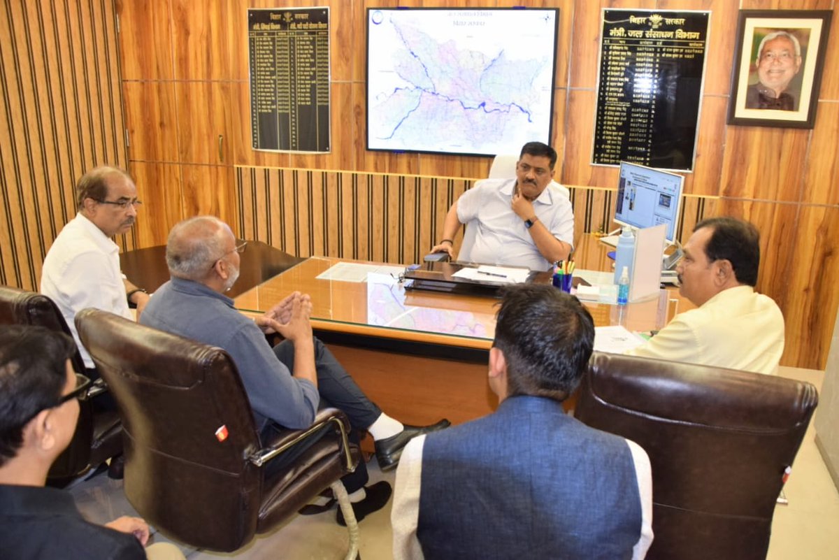SanjayJhaBihar's tweet photo. आज सिंचाई भवन, पटना स्थित कार्यालय में विश्व बैंक के विशेषज्ञों की टीम के साथ मुलाकात में #बिहार में समेकित जल प्रबंधन के साथ-साथ 'बाढ़ प्रबंधन सुधार सहायक केंद्र, पटना' #FMISC और 'भौतिकीय प्रतिमान केंद्र, वीरपुर' #PMC को विश्वस्तरीय संस्थान बनाने से जुड़े मुद्दों पर चर्चा हुई।
@WRD_Bihar @IPRD_Bihar @WorldBankIndia