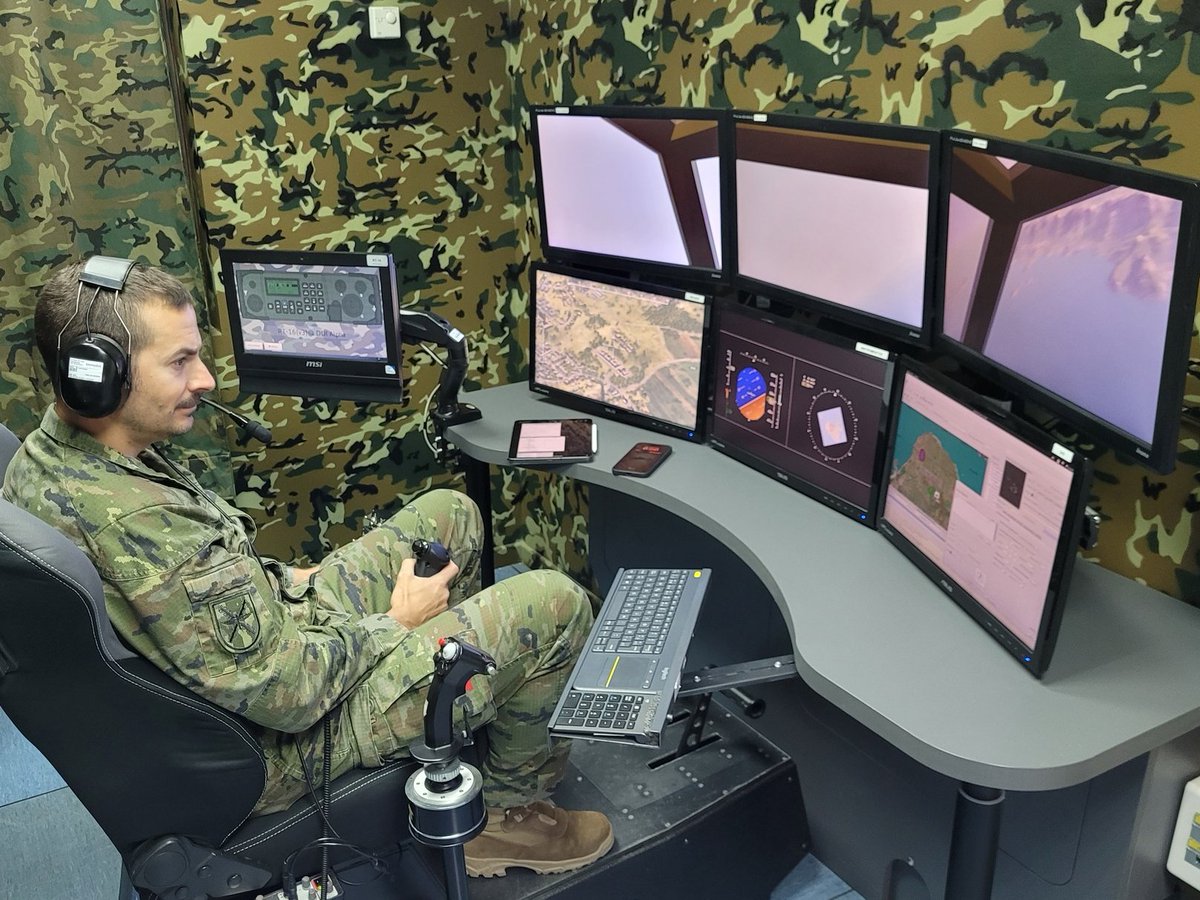 MADOC_ET's tweet photo. Con el apoyo de #JTAC y piloto del #BHELA @FUTER_ET, sargentos alumnos de la #AcademiadeArtillería #Segovia realizan prácticas de Close Combat Attack y Close Air Support en nuevos sistemas del Simulador Artillería Campaña #SIMACA.
#ACART_ET #ConocimientoNuestroValor https://t.co/3T6HRAckjB