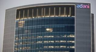 CNBCTV18Live's tweet photo. #NewsFlash | #Adani Group to build integrated data center &amp; technology business park in Andhra Pradesh

🔴 The park will host 300 MW of data center capacity, powered with up to 100% renewable energy https://t.co/0MKcCVvUfm