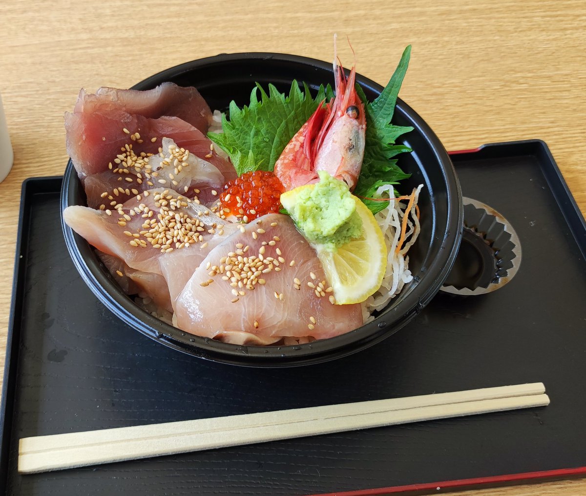 AturboRS's tweet photo. 四国へのツーリング途中に明石海峡大橋下の道の駅あわじにて海鮮漬け丼を美味しくいただきました。
生しらす丼も食べたかったなぁ。 https://t.co/OTJvE3PU6J