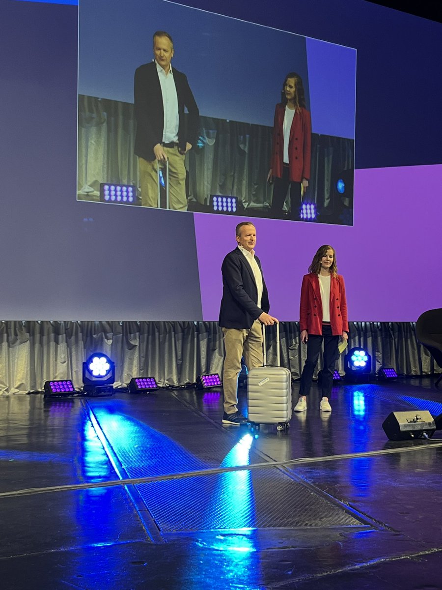 BendlerBlogger's tweet photo. @FlorianDoe und @c_altpeter haben ihren Kommunikations-Notfallkoffer mit zur #Voices23 gebracht. Schöne Idee. https://t.co/pKf4bddxWC