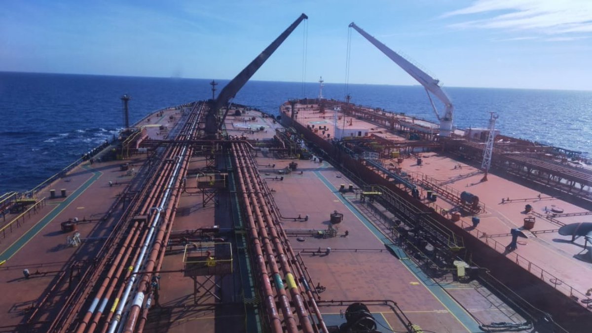 mercoglianos's tweet photo. 1️⃣It appears that #Niovi transported 2M bbls of oil to China, receiving it from a ship-to-ship transfer from the tanker #OmanPride in Nov 2020.
The cargo was owned by two companies who were sanctioned by the US. The cargo originated in Iran. https://t.co/J3n1TwMeEx