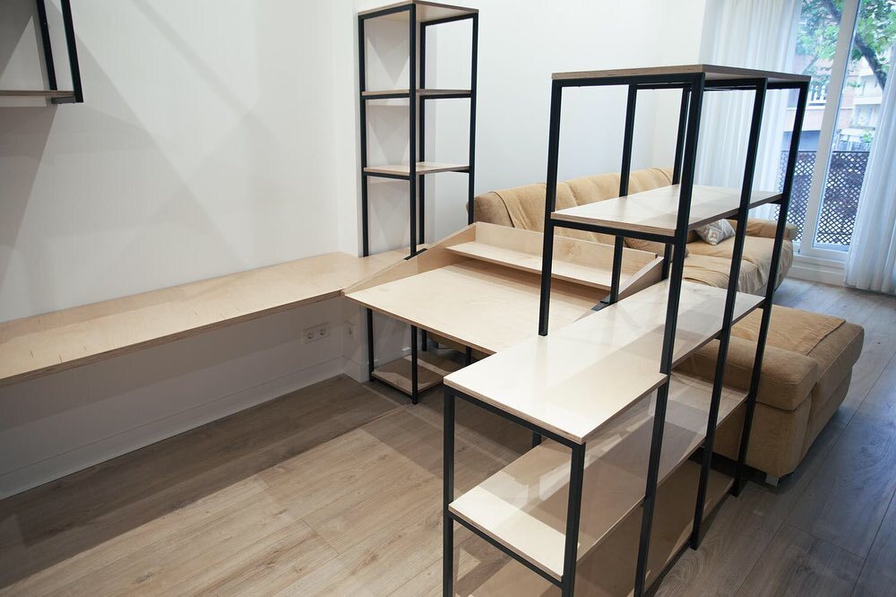 Santiago tiene una casa con un gran espacio diáfano, donde está la cocina y el salón. Entre ellos quería tener el espacio de trabajo completo sin que fuese un muro entre estancias.
Trabajamos está hasta conseguir un buen equilibrio entre superficies de t… instagr.am/p/Cr0YjSIqfWQ/