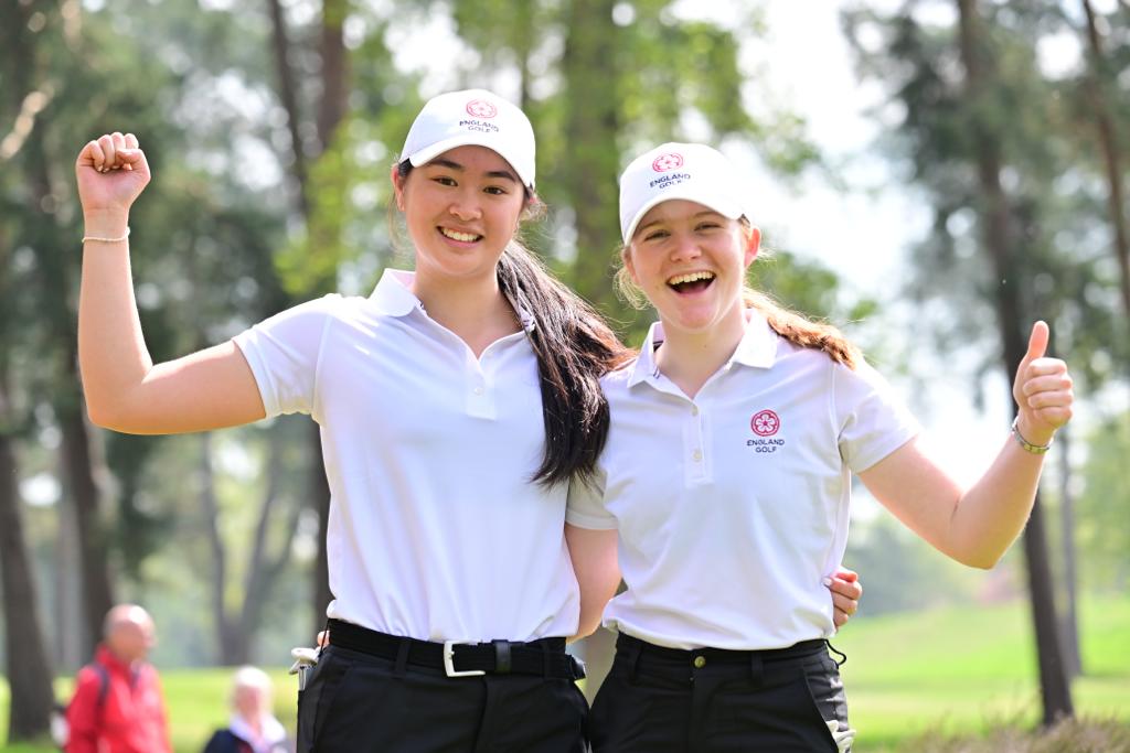 😁 @ameliawangolf88 and @Islagolf got England's first point on the board with a 2&1 win at @worplesdongolf this morning! Strong displays from @rfegolf see them take a 3.5-1.5 lead into this afternoon's singles. Live scoring: fal.cn/3xXKx 🇺🇦 #EGStandswithUkraine 🇺🇦