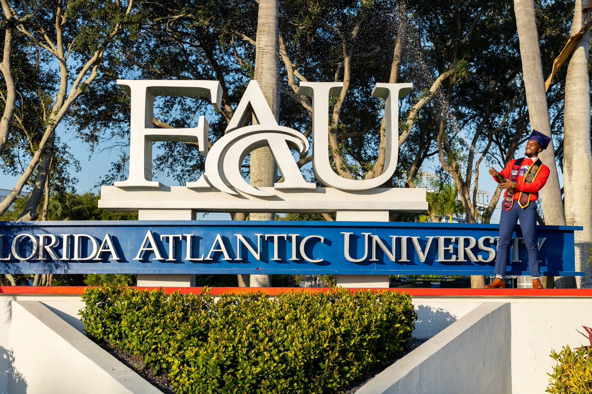 I graduate today 🤧 S/O to God 🙏🏾 BA in accounting 🎓🎉