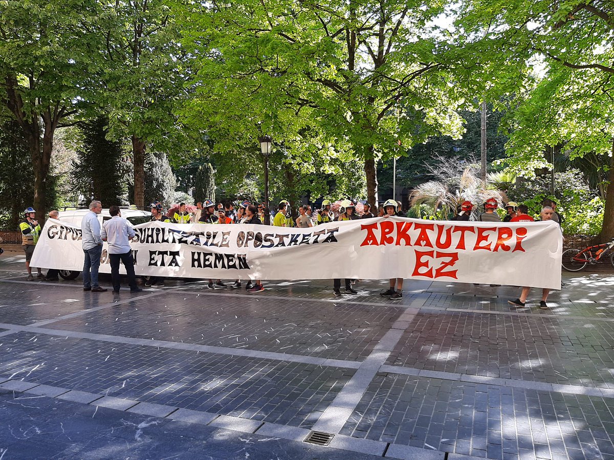 #ArkauteEZ <a href="/DonostiakoUdala/">Donostiako Udala</a> <a href="/Gipuzkoa/">Gipuzkoa</a> <a href="/easbomberos/">Bomberos Aeropuerto San Sebastián</a> <a href="/LABsindikatua/">LAB SINDIKATUA</a> <a href="/ELAsindikatua/">ELA Sindikatua</a> <a href="/CCOOeuskadi/">CCOO de Euskadi</a> #LEPhoniEZ
#GureLEPak #ZerbitzuPublikoakAurrera