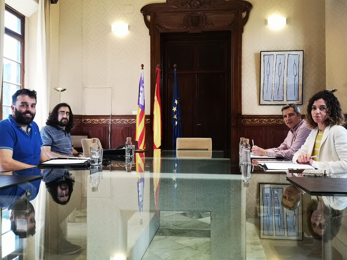 La consellera Rosario Sánchez i el director general de Finançament, Xisco Oliver, expliquen els incentius fiscals del #REIB al degà i vicedegà del Col·legi d'Enginyers Navals i Oceànics de les #IllesBalears