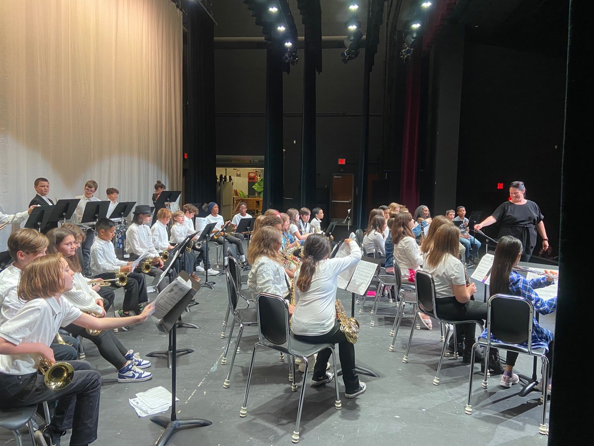 RoadrunnerROCKS's tweet photo. Royalview &amp; Edison 5th Grade Bands rocked the house last night.  What progress they made from the start of the year until now!  Thanks Mrs. Michalski &amp; Mrs. Parker!
#weschools https://t.co/8pqXwfAfPk