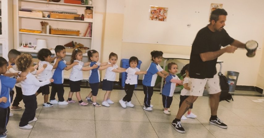 SPAHAURE's tweet photo. #HE2 
#Sanpedroapostolikastetxea
#Scientiabilbao 
Visitamos el aula de música para conocer y tocar los instrumentos con el maisu Unai! Viva la música!🎸🥁🎻🪕🪗🎷🪇🪈🪘🎻 https://t.co/wsJeBcU4g6