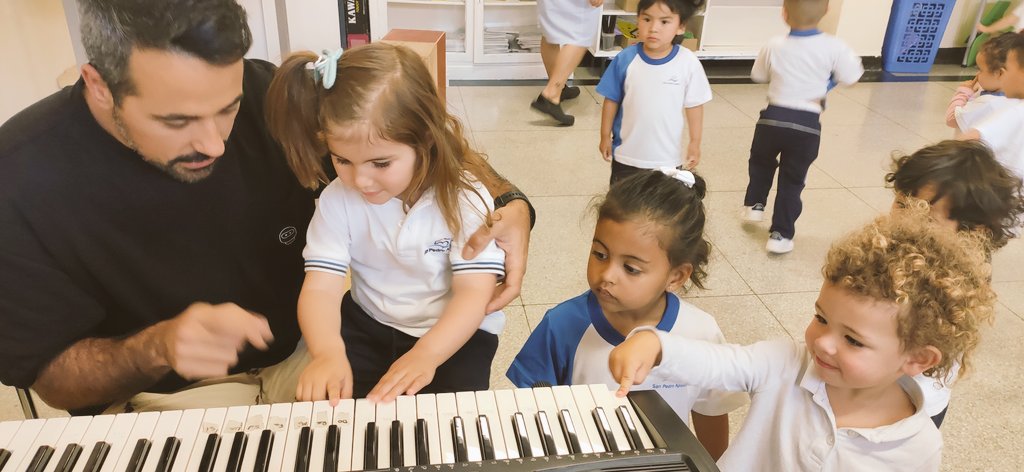 SPAHAURE's tweet photo. #HE2 
#Sanpedroapostolikastetxea
#Scientiabilbao 
Visitamos el aula de música para conocer y tocar los instrumentos con el maisu Unai! Viva la música!🎸🥁🎻🪕🪗🎷🪇🪈🪘🎻 https://t.co/wsJeBcU4g6