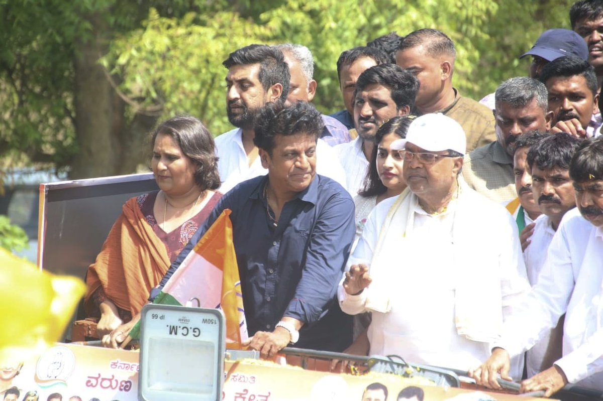 siddaramaiah's tweet photo. ವರುಣಾ ಕ್ಷೇತ್ರದ ರಾಂಪುರ, ಮರಳೂರು, ಗೊದ್ವನಪುರ, ತಾಂಡವಪುರದಲ್ಲಿ ಇಂದು ನಡೆಸಿದ ರೋಡ್ ಶೋನಲ್ಲಿ ನನ್ನ ���ನ ಸಾಗರೋಪಾದಿಯಲ್ಲಿ ಬಂದು ಜೊತೆಯಾದರು.
ಜನರ ಉತ್ಸಾಹ-ಅಭಿಮಾನ‌ ನೋಡಿದರೆ ದಾಖಲೆ ಮತಗಳೊಂದಿಗೆ ನನ್ನನ್ನು ಹರಸುತ್ತಾರೆ ಎಂಬ ನಂಬಿಕೆ ಹುಟ್ಟಿದೆ.

ಹ್ಯಾಟ್ರಿಕ್ ಹೀರೋ ಶಿವರಾಜ್ ಕುಮಾರ್, ಅವರ ಪತ್ನಿ ಮತ್ತು ದಿವಂಗತ ಎಸ್ .ಬಂಗಾರಪ್ಪನವರ ಮಗಳು ಗೀತಾ ಶಿವರಾಜ್ ಕುಮಾರ್ ಮತ್ತು ಯುವ ನಟಿ ನಿಶ್ವಿಕಾ ನಾಯ್ಡು ರೋಡ್ ಶೋಗೆ ರಂಗೇರಿಸಿದರು. 1/2