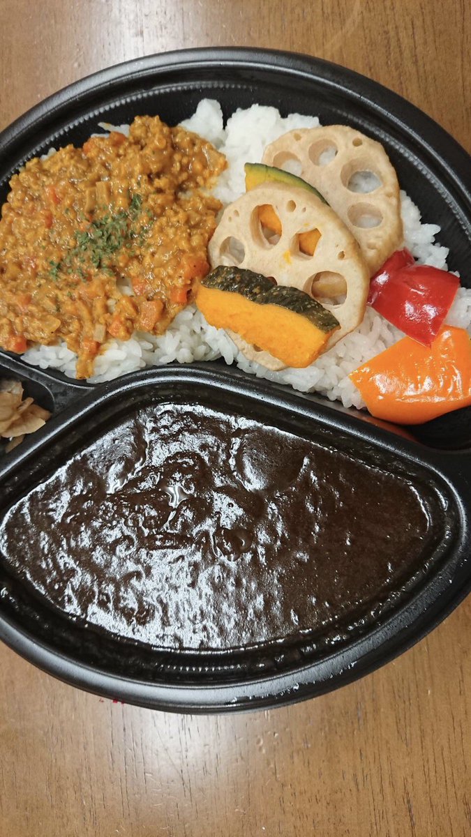 今日の賄い🍱 ✨✨✨✨✨✨✨✨✨✨イオンのビーフと大豆ミートキーマカレー🍛 レンコン・かぼちゃ🎃・パプリカ🫑も美味しかった😆