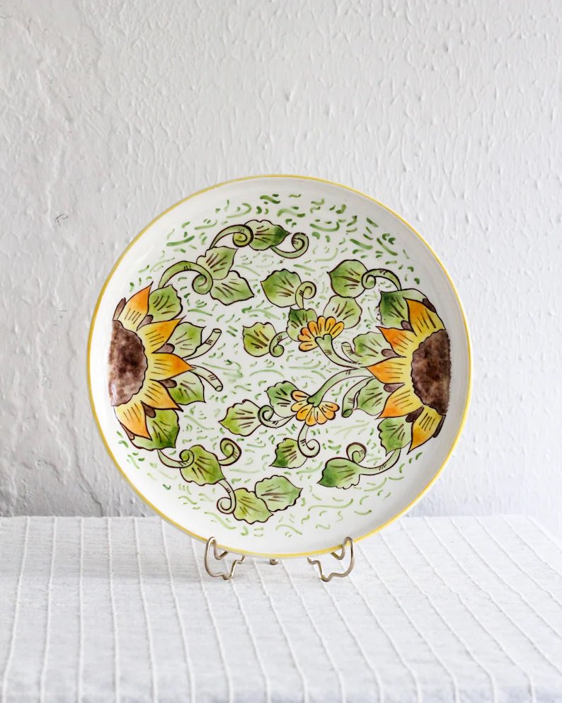 Bring a touch of sunshine to your dining table with this beautiful handpainted ceramic plate featuring a stunning sunflower design! Perfect for any occasion, get yours now on Etsy! 🌻

etsy.com/listing/108573…

 #handmade #ceramics #sunflowers #homedecor #EtsyShop